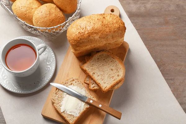 Lezzetli ekmek ve çay ahşap masa üzerinde güzel kompozisyonu