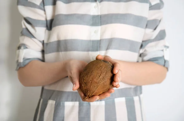 Молода жінка з кокосовим горіхом — стокове фото