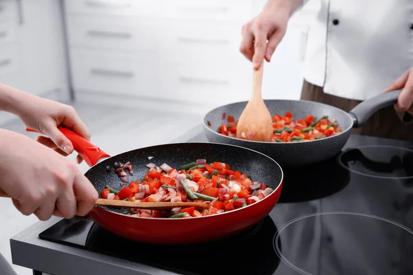 Chef dando aulas de culinária na cozinha — Fotografia de Stock