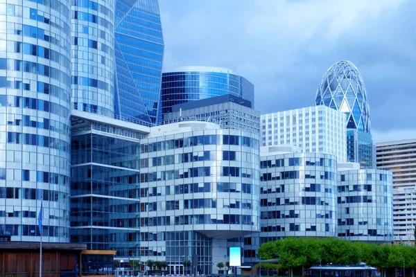 İş bölgesinde modern binalar