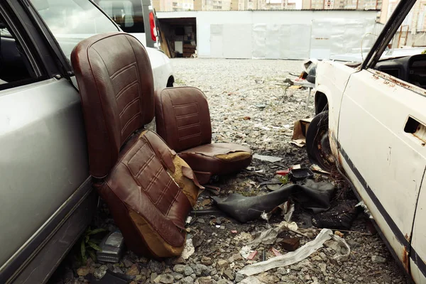 Hurda avluya ezilmiş arabalar — Stok fotoğraf