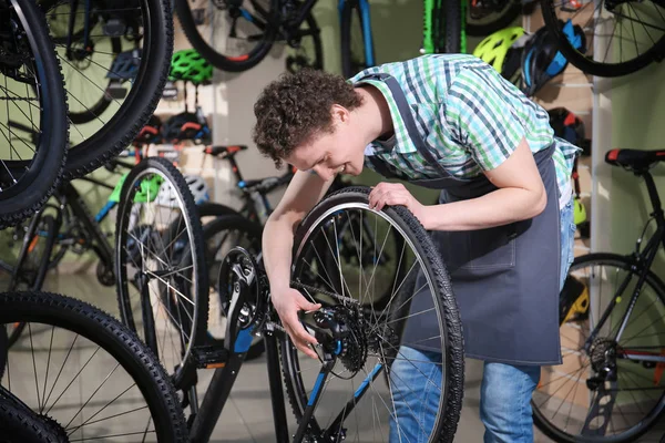 Genç adam Bisiklet tamircisi olarak kontrol