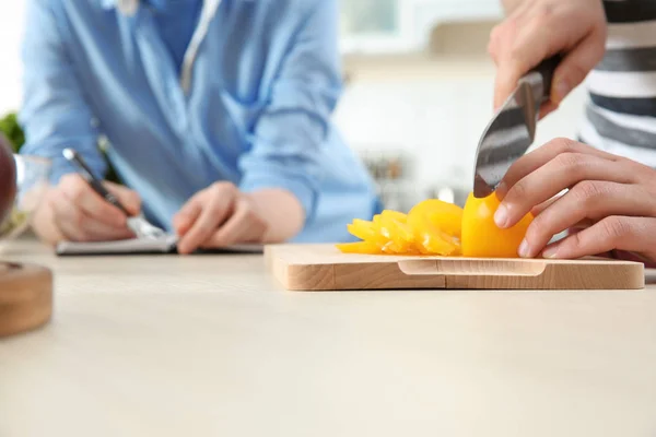 Chef giving cooking classes in kitchen — Stock Photo, Image