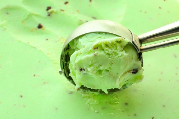Crème glacée aux pépites de chocolat menthe — Photo