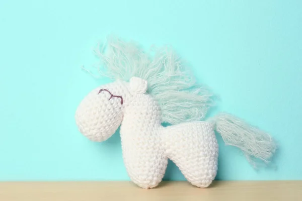 Kuda mainan rajutan yang lucu pada latar belakang warna — Stok Foto
