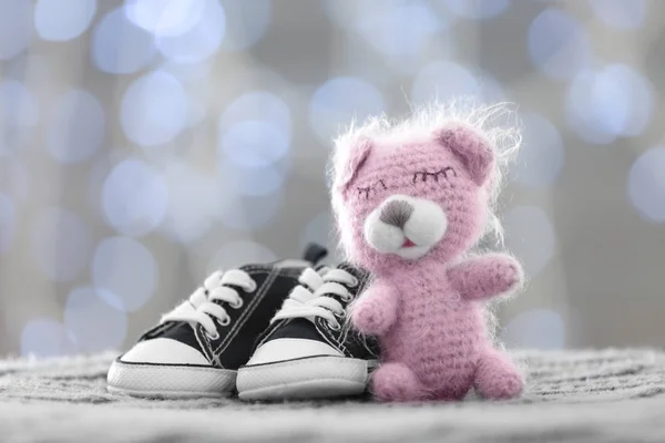 Gebreide speelgoed dragen en baby schoenen — Stockfoto