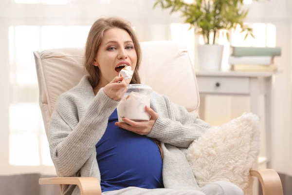 Känslomässiga gravid kvinna — Stockfoto