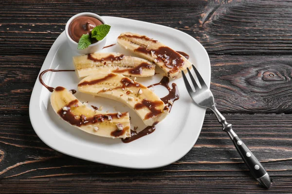 Sliced bananas and chocolate sauce — Stock Photo, Image