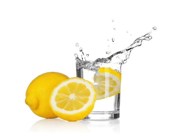 Fatia de limão caindo em vidro com água — Fotografia de Stock