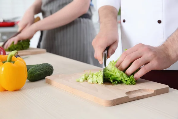 Chef dando aulas de culinária na cozinha — Fotografia de Stock