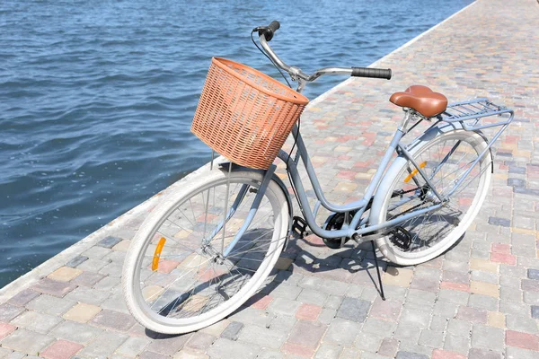 Велосипед с плетеной корзиной — стоковое фото