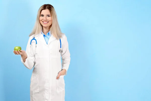 Jovem nutricionista feminina — Fotografia de Stock