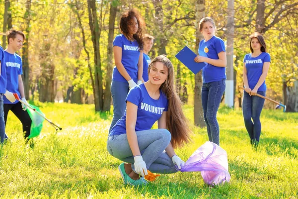 Genç gönüllüler Park güneşli günde gurup — Stok fotoğraf