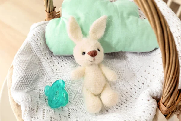 Schattig gebreid speelgoed bunny in rieten mand — Stockfoto