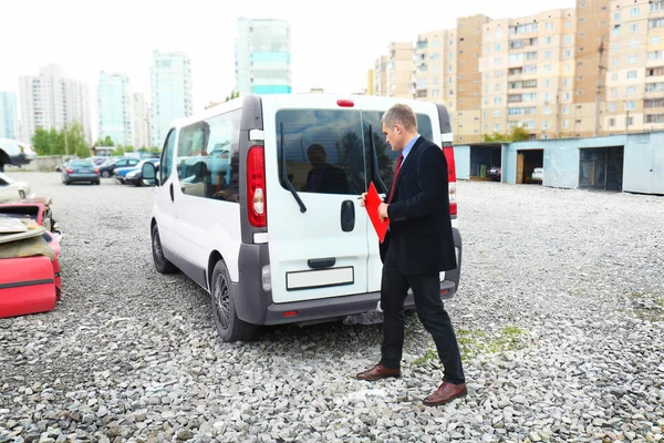 Homem de seguros verificando carro quebrado — Fotografia de Stock