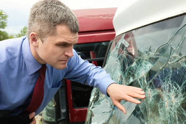 Sigortacı araba kırık ön Cam kazadan sonra kontrol