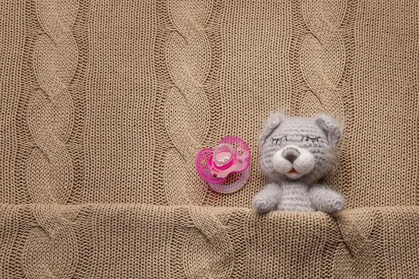 귀여운 수 제 장난감 곰과 니트 배경에 노리개 — 스톡 사진
