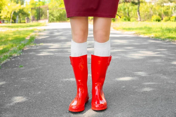 Jovem mulher em vermelho wellington botas ao ar livre — Fotografia de Stock