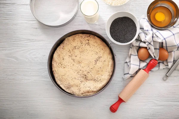 çiğ hamur ve malzemeler