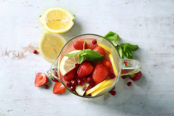 Limonata di fragole con ingredienti — Foto Stock