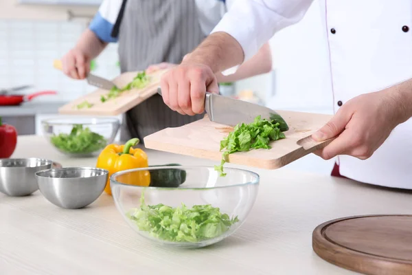 Chef dando aulas de culinária na cozinha — Fotografia de Stock