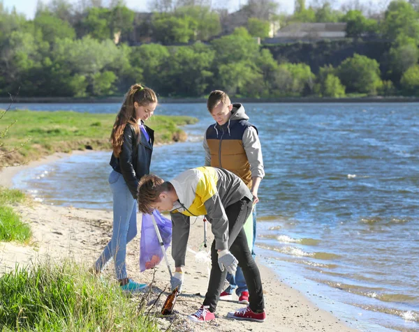 Plaj Alanı Temizleme gençler. Gönüllü kavramı