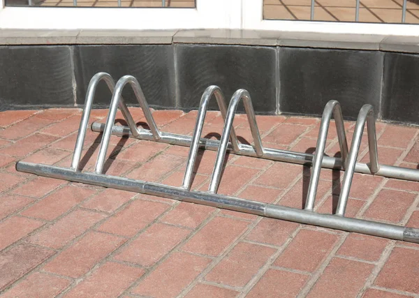 Prateleiras de bicicleta vazias, ao ar livre — Fotografia de Stock