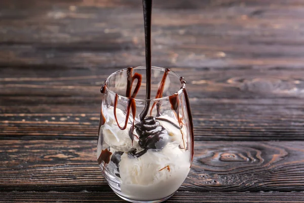 Salsa de chocolate con delicioso postre —  Fotos de Stock