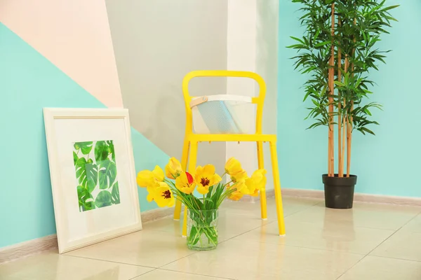 Pohodlné křeslo žluté a dekorativní prvky u stěny v moderních pokojích — Stock fotografie