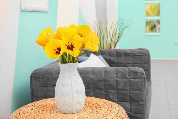 Ваза с цветами тюльпана на плетеном столе — стоковое фото
