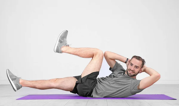 Mann trainiert Beine — Stockfoto