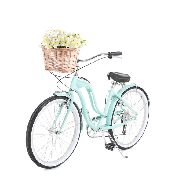 Vélo avec panier de belles fleurs — Photo