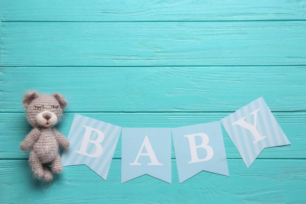 Brinquedo de malha e palavra BABY — Fotografia de Stock