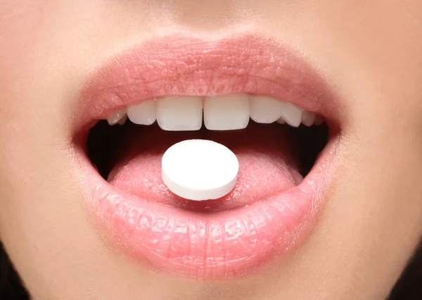 Jonge vrouw nemen pil, close-up. Verlies gewichtsconcept — Stockfoto