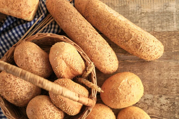 Hasır sepet ve ahşap masa lezzetli ekmek güzel kompozisyonu