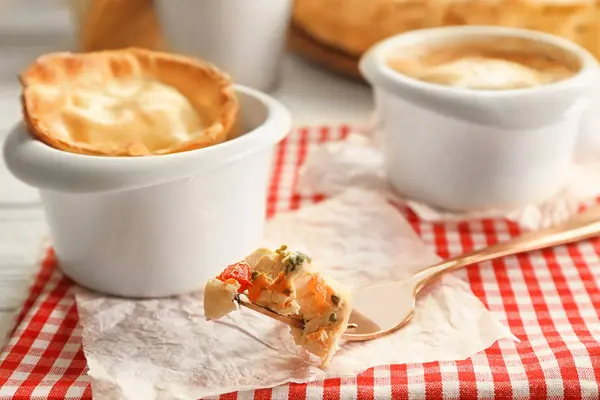 Bardak ve çatal ile dilim lezzetli Türkiye pasta pişirme