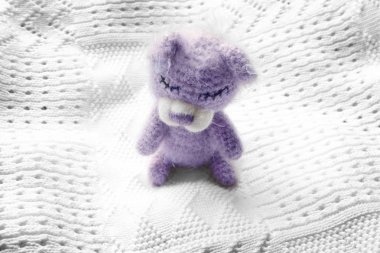 Şirin örgü oyuncak ayı beyaz kumaş arka plan üzerinde