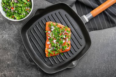 kızartma tavası dilim somon ile 