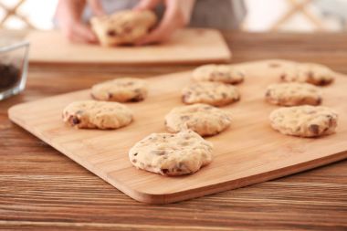 Çikolata parçaları ile çiğ hamur 