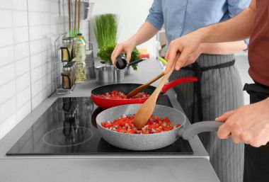 Mutfakta yemek dersleri veren aşçı