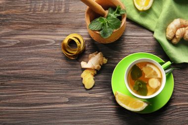 Bitki çayı ve malzemeler ile kompozisyon 