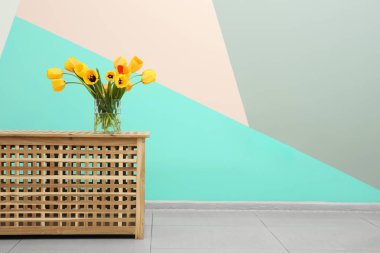 Ahşap masa ve güzel çiçekli vazo 