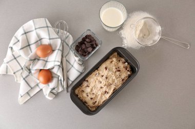 çiğ hamur ve malzemeler