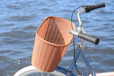 Bisiklet ile hasır sepet 