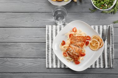 Tabak makarna, somon ile