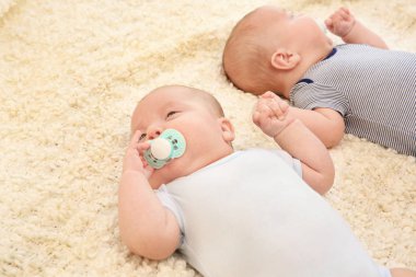 Evde yatakta yatarken şirin bebekler