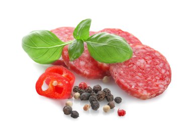 Lezzetli sosis biber ve fesleğen ile beyaz zemin üzerine dilimlenmiş