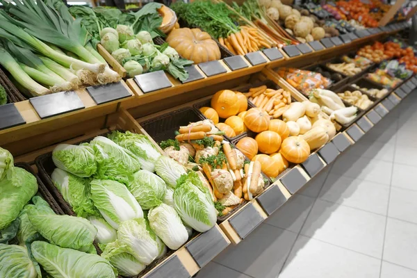 Delicious vegetables in supermarket — Stock Photo, Image