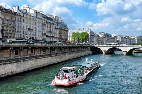 Fiume nel centro della città — Foto Stock