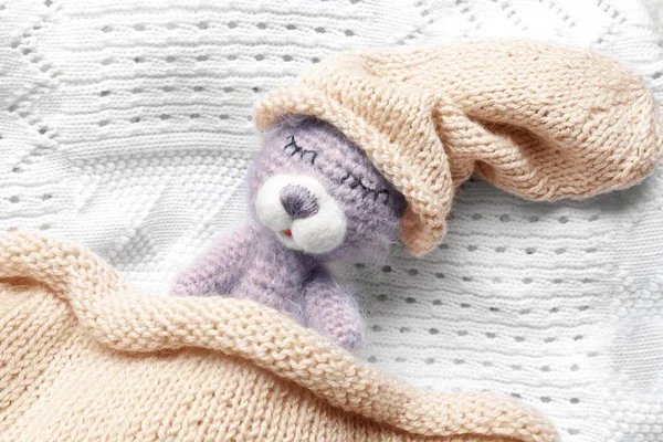 Sleeping handmade toy bear on white knitted background — Stock Photo, Image